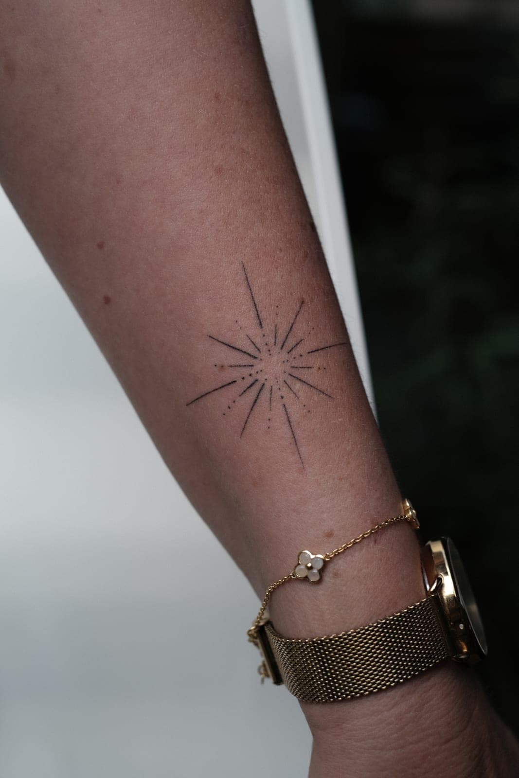 Fineline Tattoo verheilt – Strahlenstern – SIJA.INK Zürich