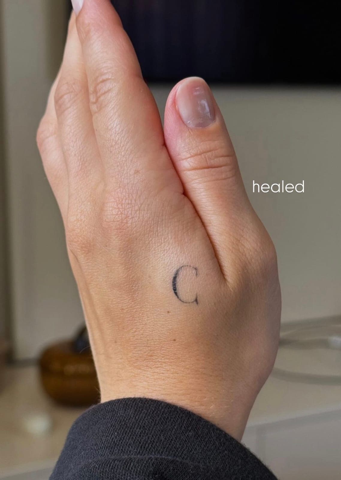 Fineline Tattoo verheilt – Halbmond – SIJA.INK Zürich