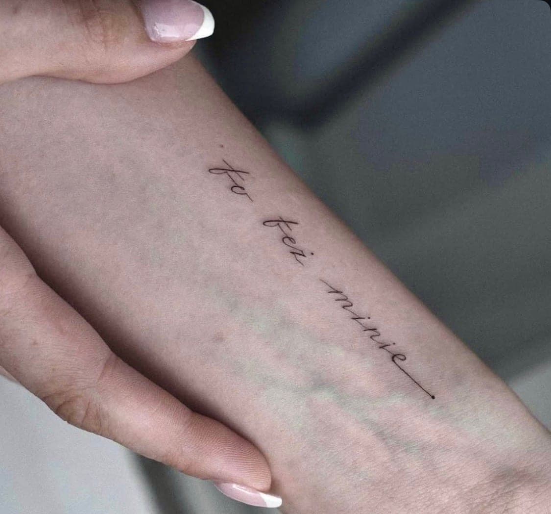 Fineline Tattoo frisch gestochen – To też minie – SIJA.INK Zürich