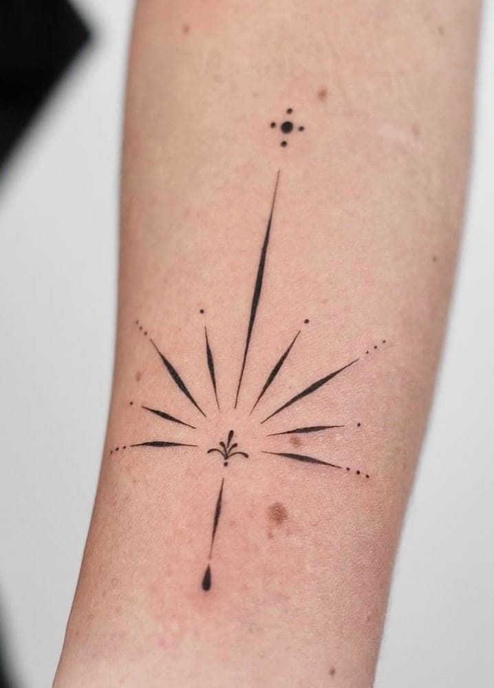 Fineline Tattoo frisch gestochen – Strahlenstern – SIJA.INK Zürich