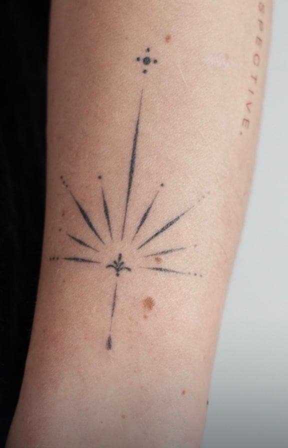Fineline Tattoo verheilt – Strahlenstern – SIJA.INK Zürich