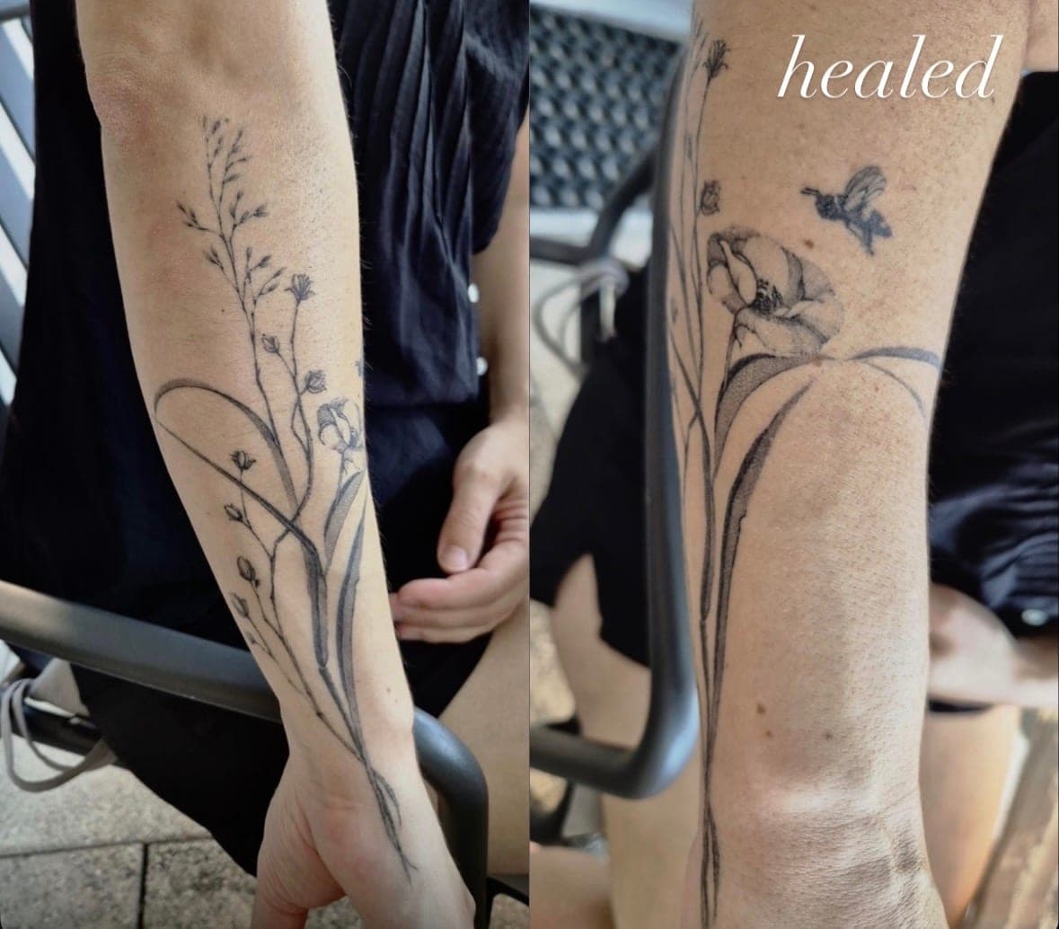 Fineline Tattoo verheilt – Wildblumen & Biene – SIJA.INK Zürich