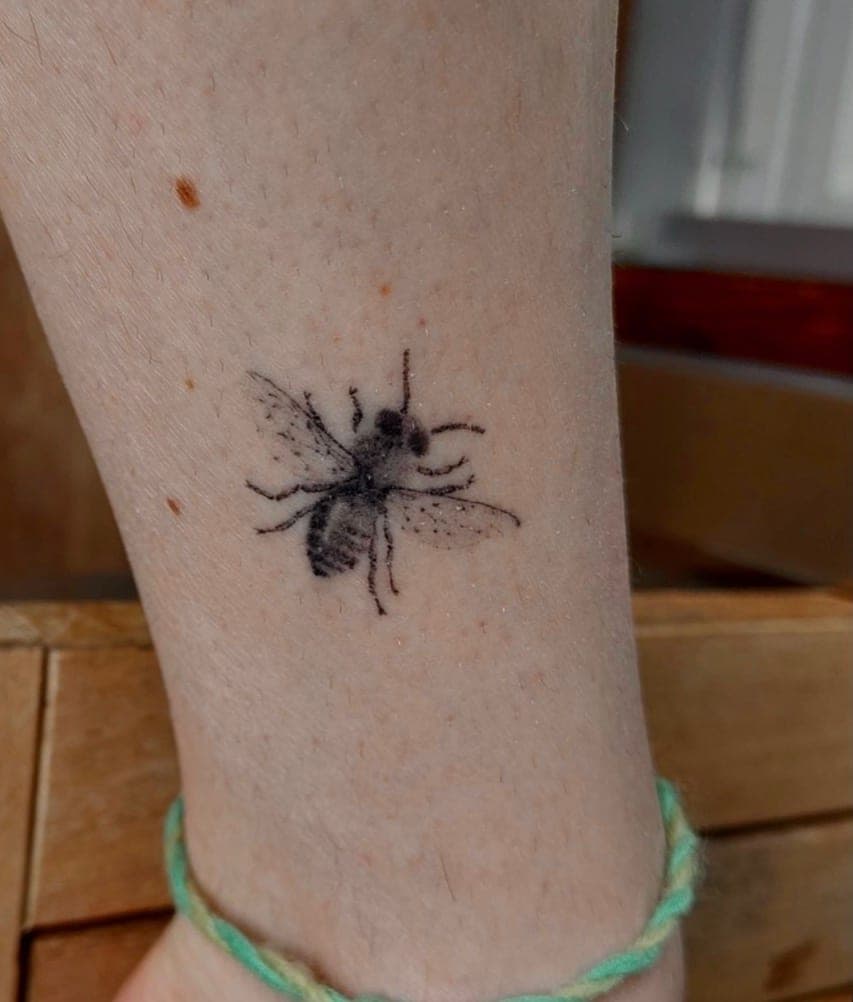 Fineline Tattoo verheilt – Biene – SIJA.INK Zürich